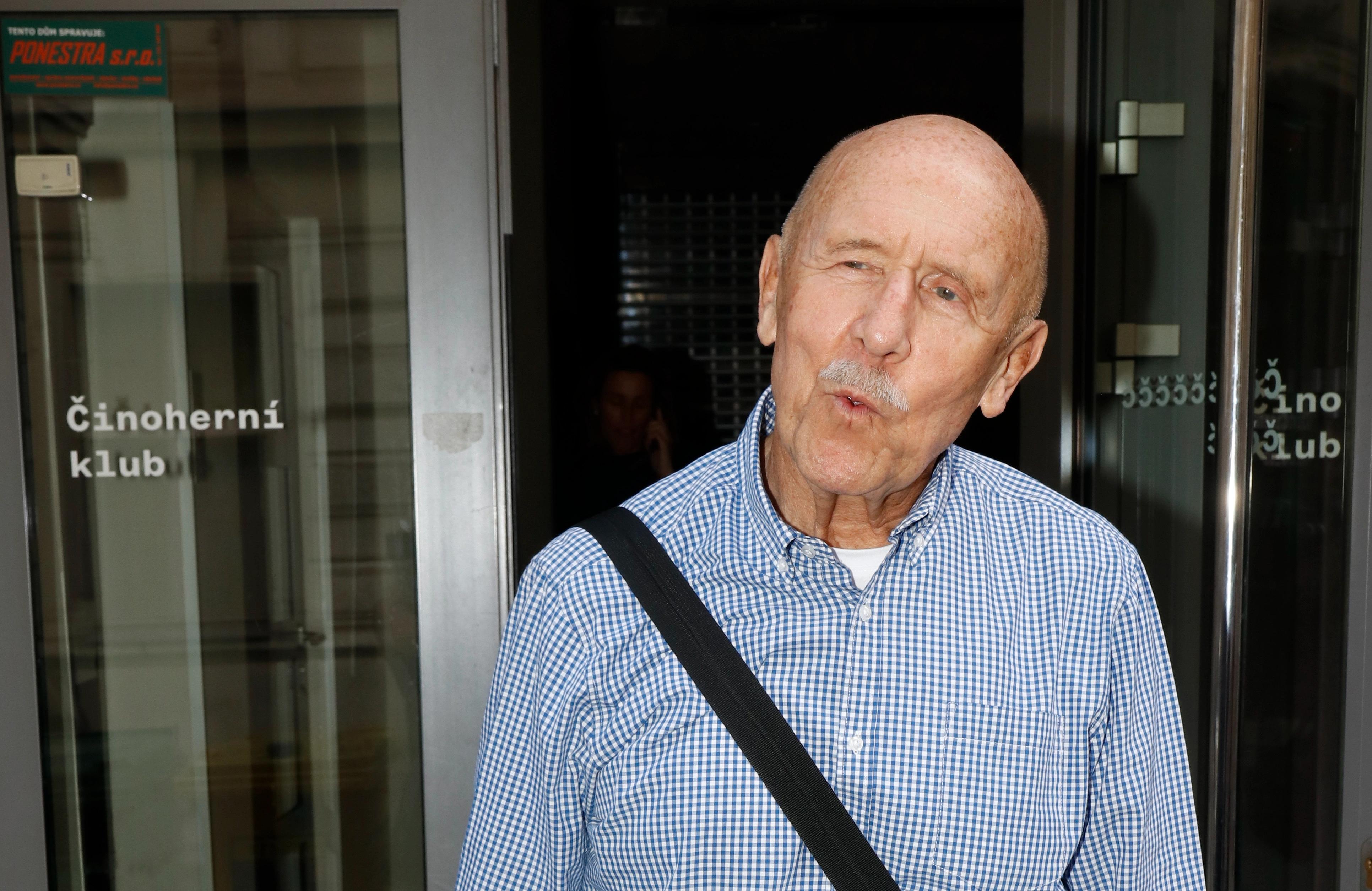 Tohle nikdo nečekal: Herec musel kvůli zlomenině a infekci zrušit všechna vystoupení. Lékaři bijí na poplach, fanoušci se ptají, co bude dál.