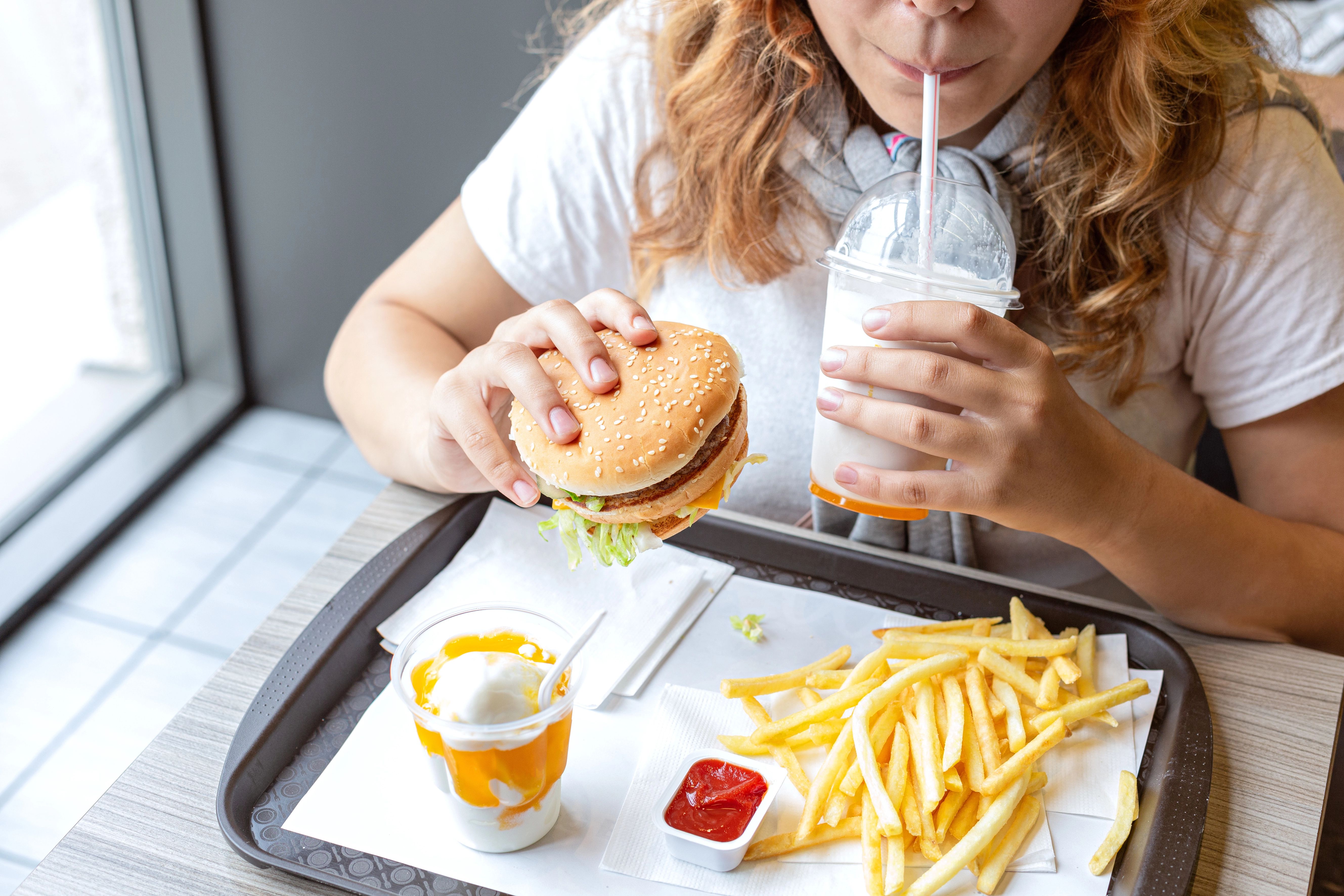 Začíná to hranolky, končí rakovinou. Co se skrývá ve smažených dobrotách, je děsivé.