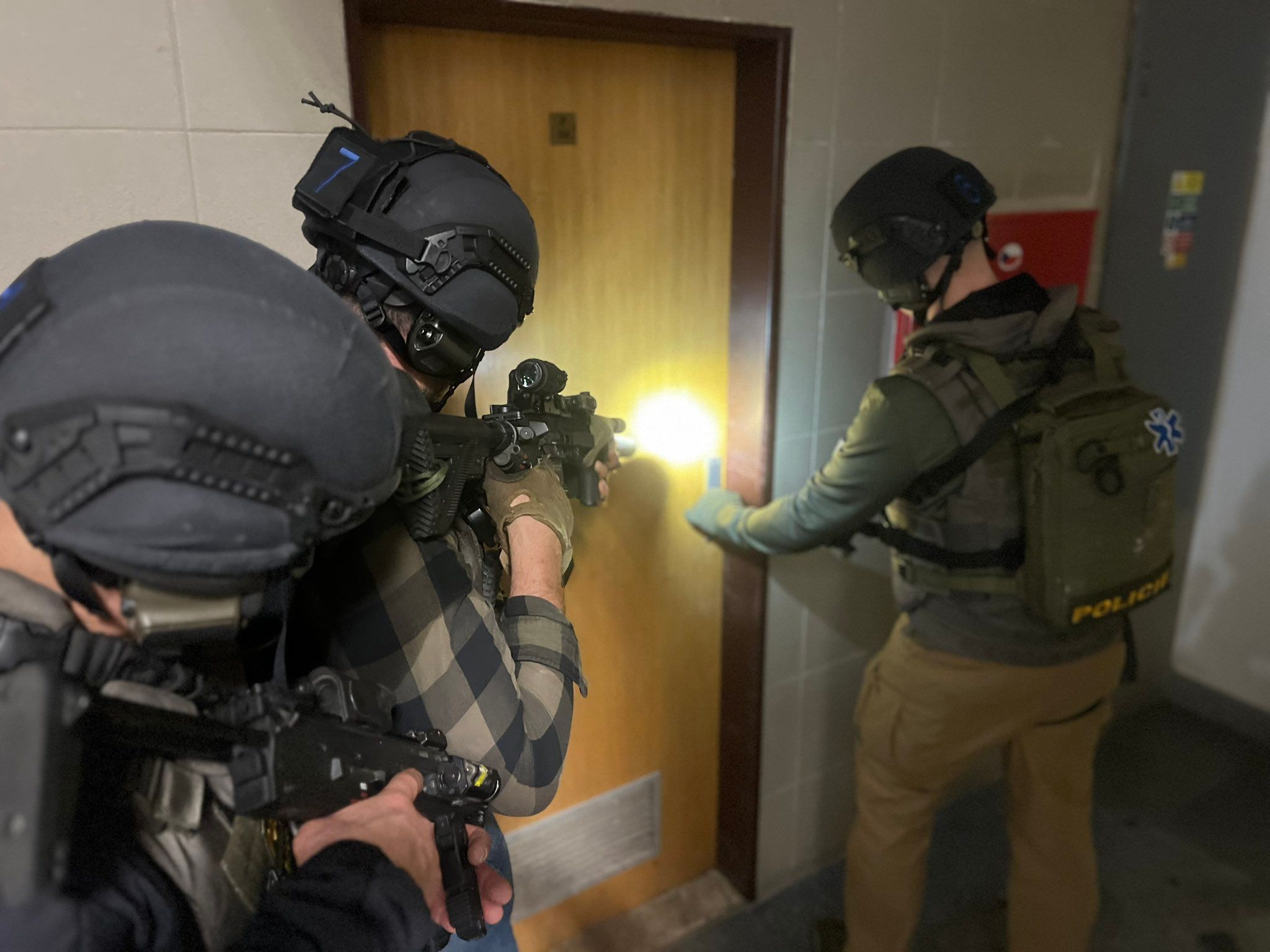 Policie na místě evakuuje studenty.