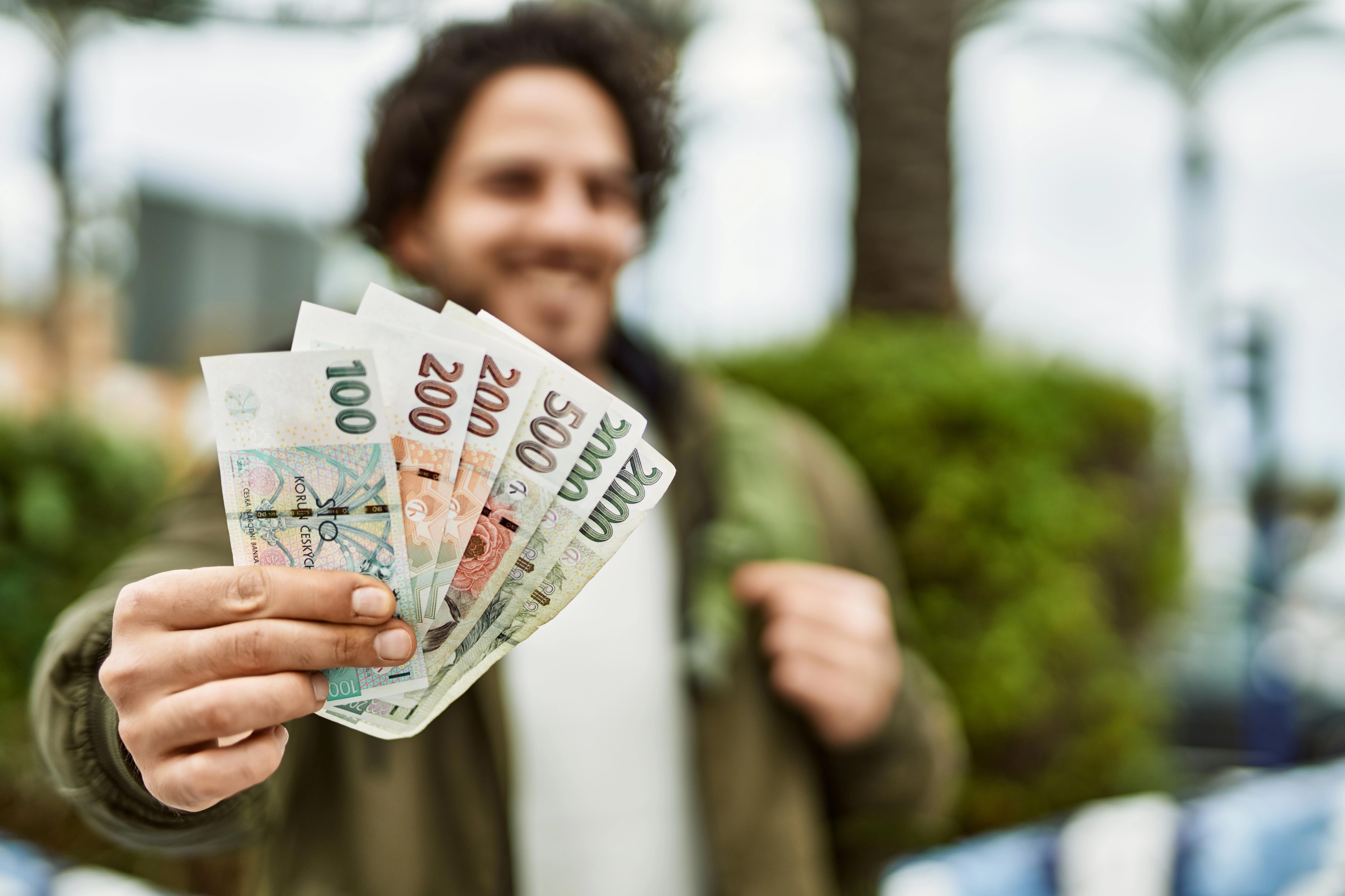 Hotovost mizí rychleji než tu čekal kdokoliv: Češi přestávají platit penězi, obchodníci se bojí ztráty 