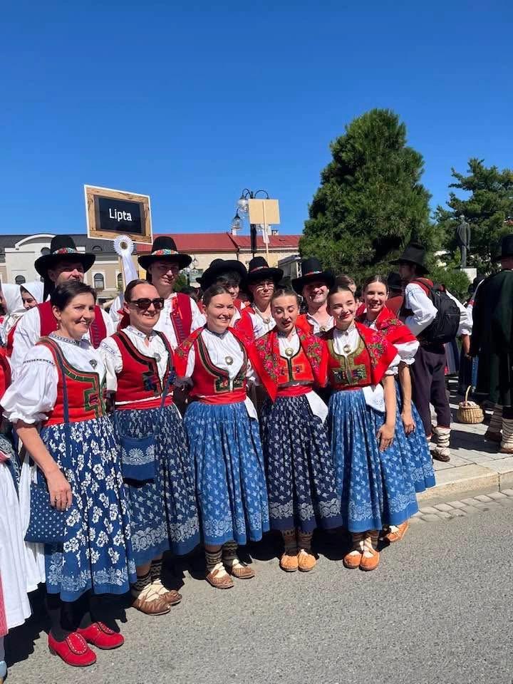 Rekordní účast v krojích. Slavnosti v Rožnově přilákaly davy i hlavu státu, důvod překvapil.