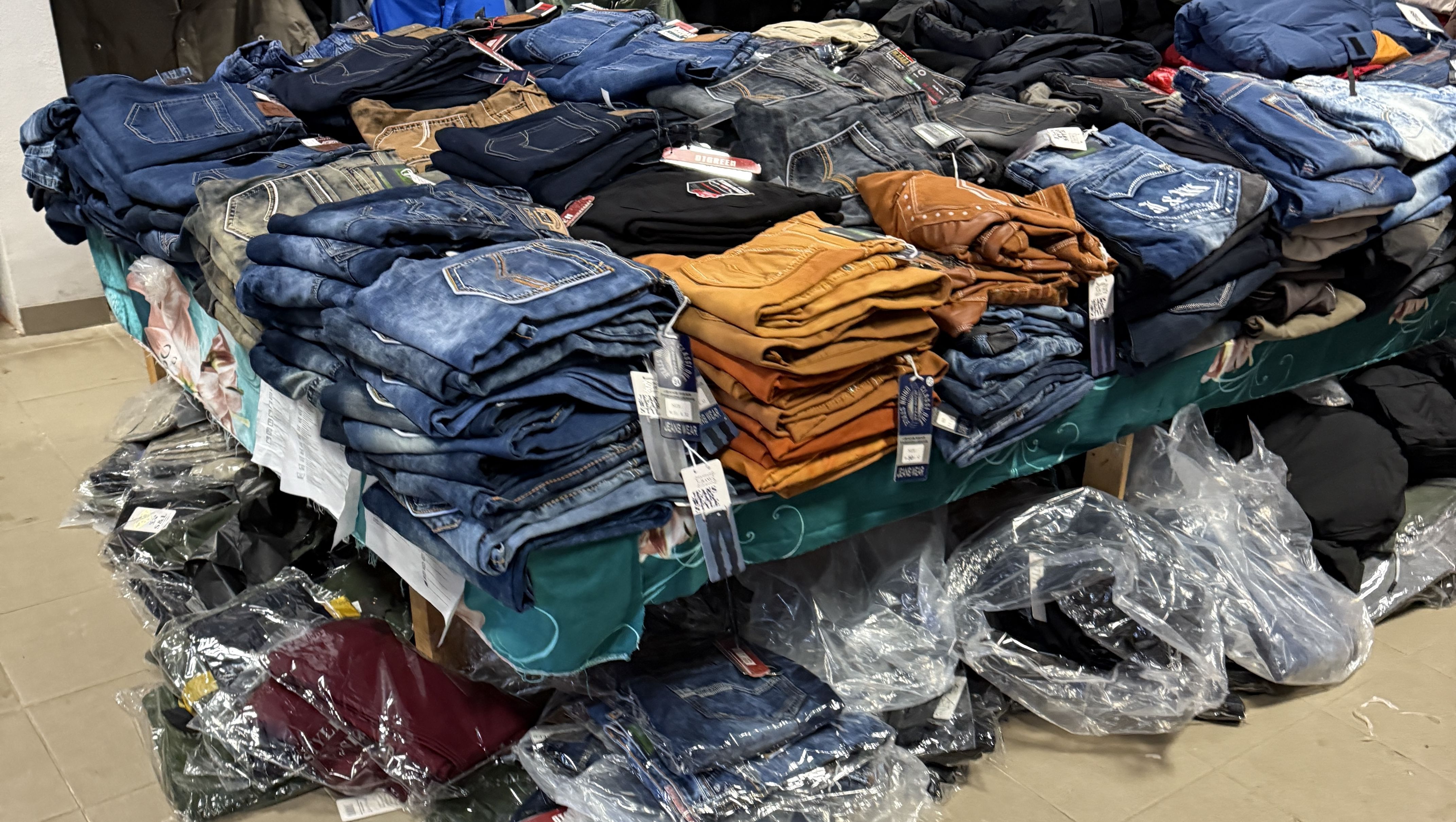 Neustálý nepořádek a poházené zboží na zemi.