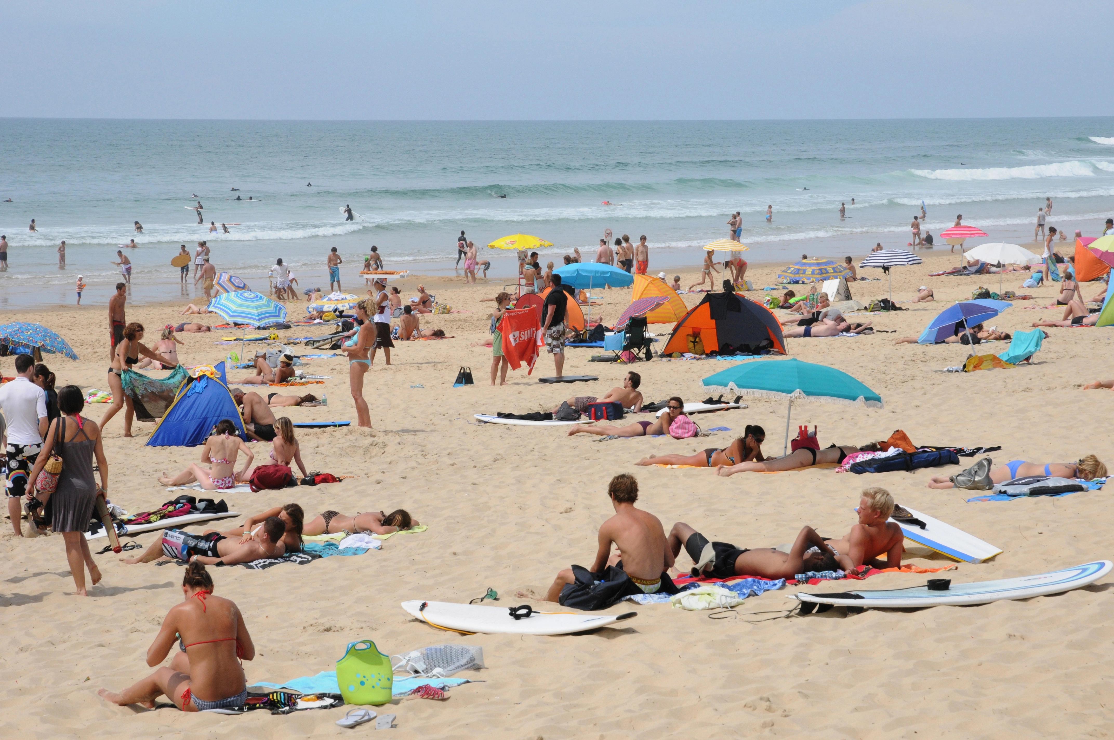 V oblíbeném letovisku už nesmíte chodit v plavkách. Nově teď hrozí vysoké pokuty, turisté se bouří