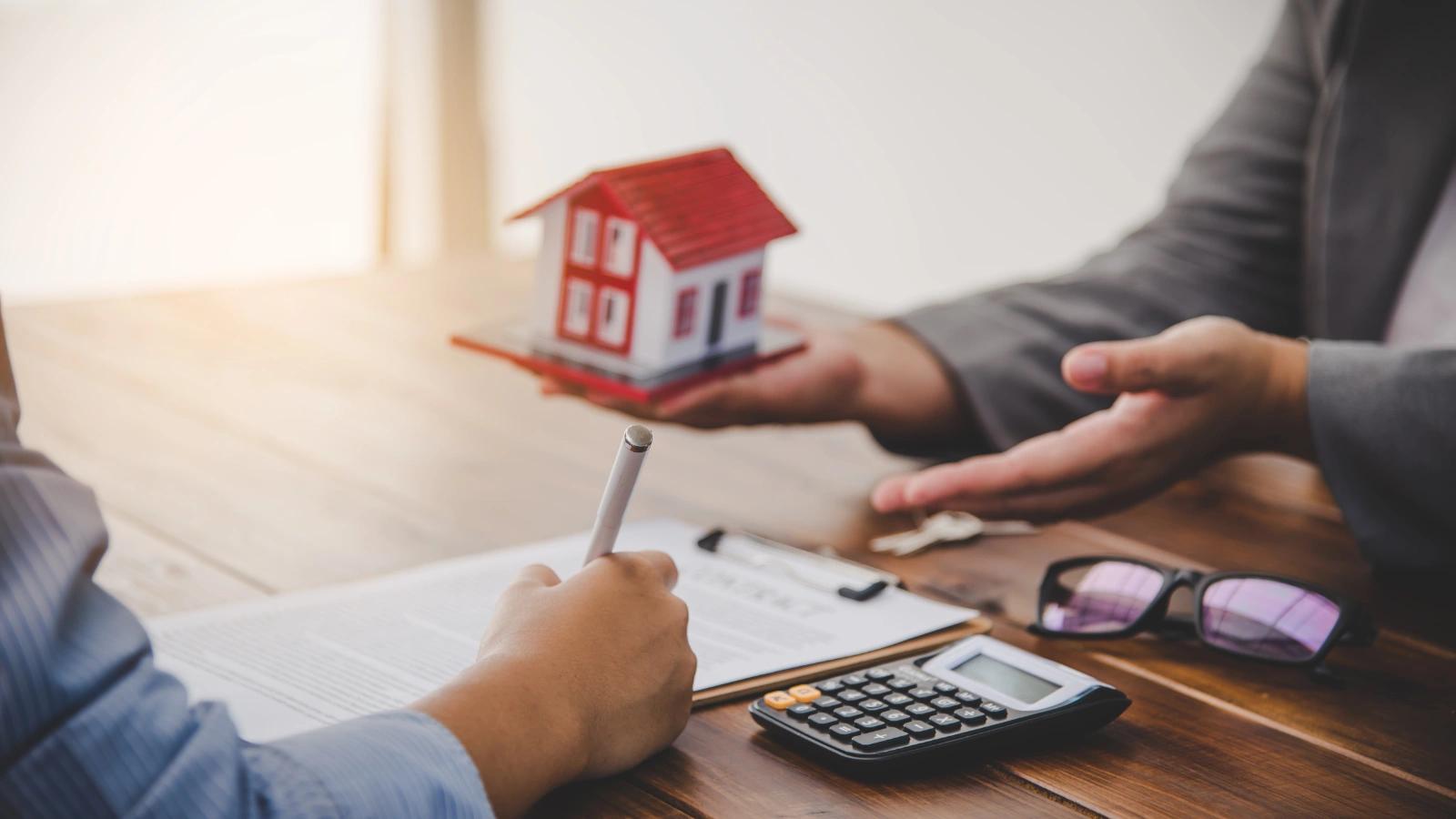 Nová realita pro zájemce o bydlení: Sazby nad pěti procenty, přesto se dveře bank netrhnou