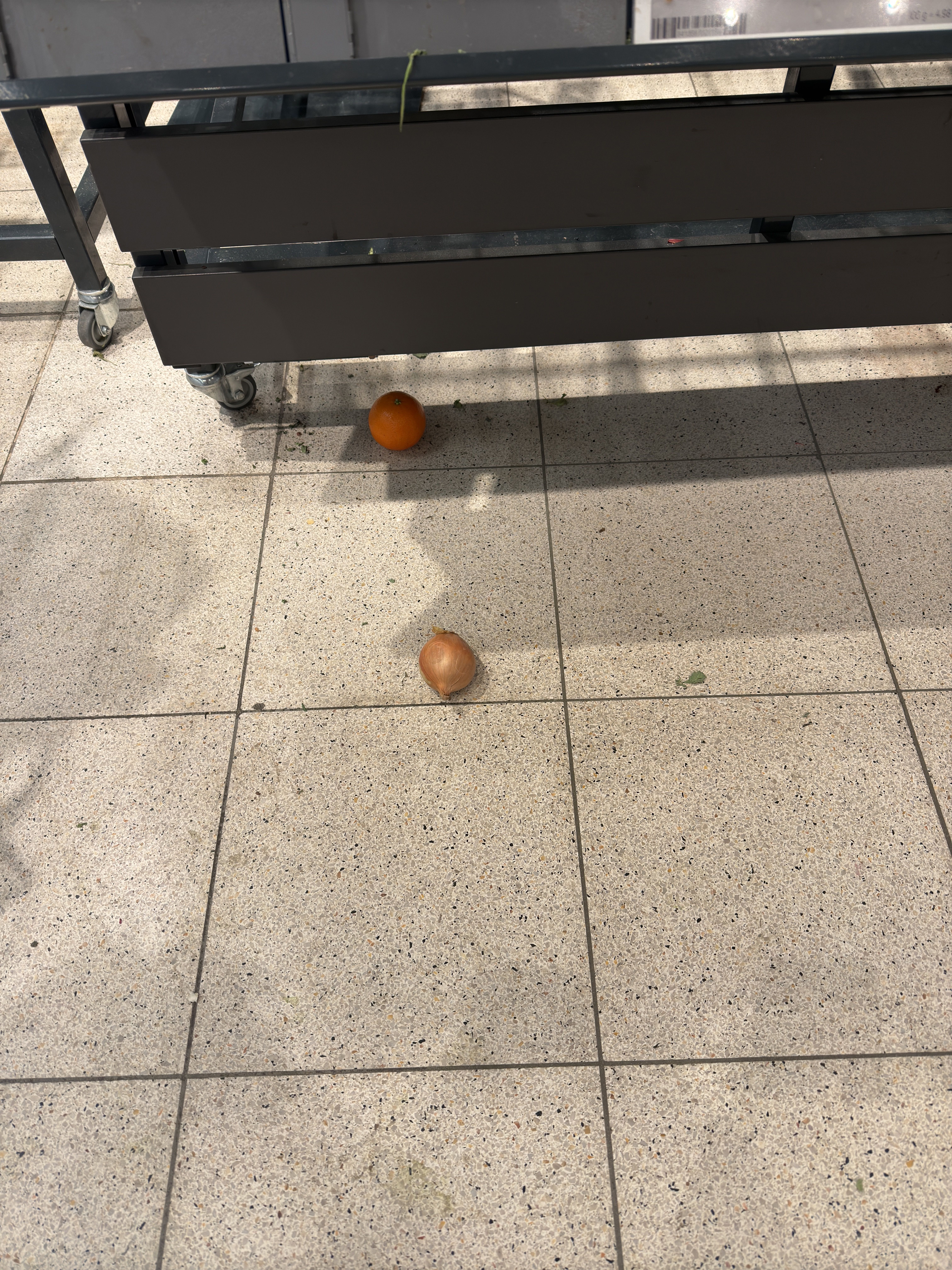 Lidé vzali obchody útokem. Zbyla tam jen spoušť jako po válce