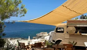 Tohle Češi v zahraničí dělají pořád. Řekové už je poznají na dálku, říká majitel taverny Tohle Češi v zahraničí dělají pořád. Řekové už je poznají na dálku, říká majitel taverny