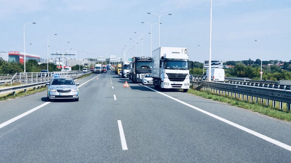 Pražský okruh blokuje vážná nehoda několika aut. Na místě přistává vrtulník
