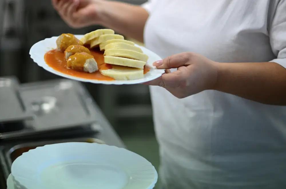 Příspěvky na jídlo ve školní jídelně pro chudé rodiny 