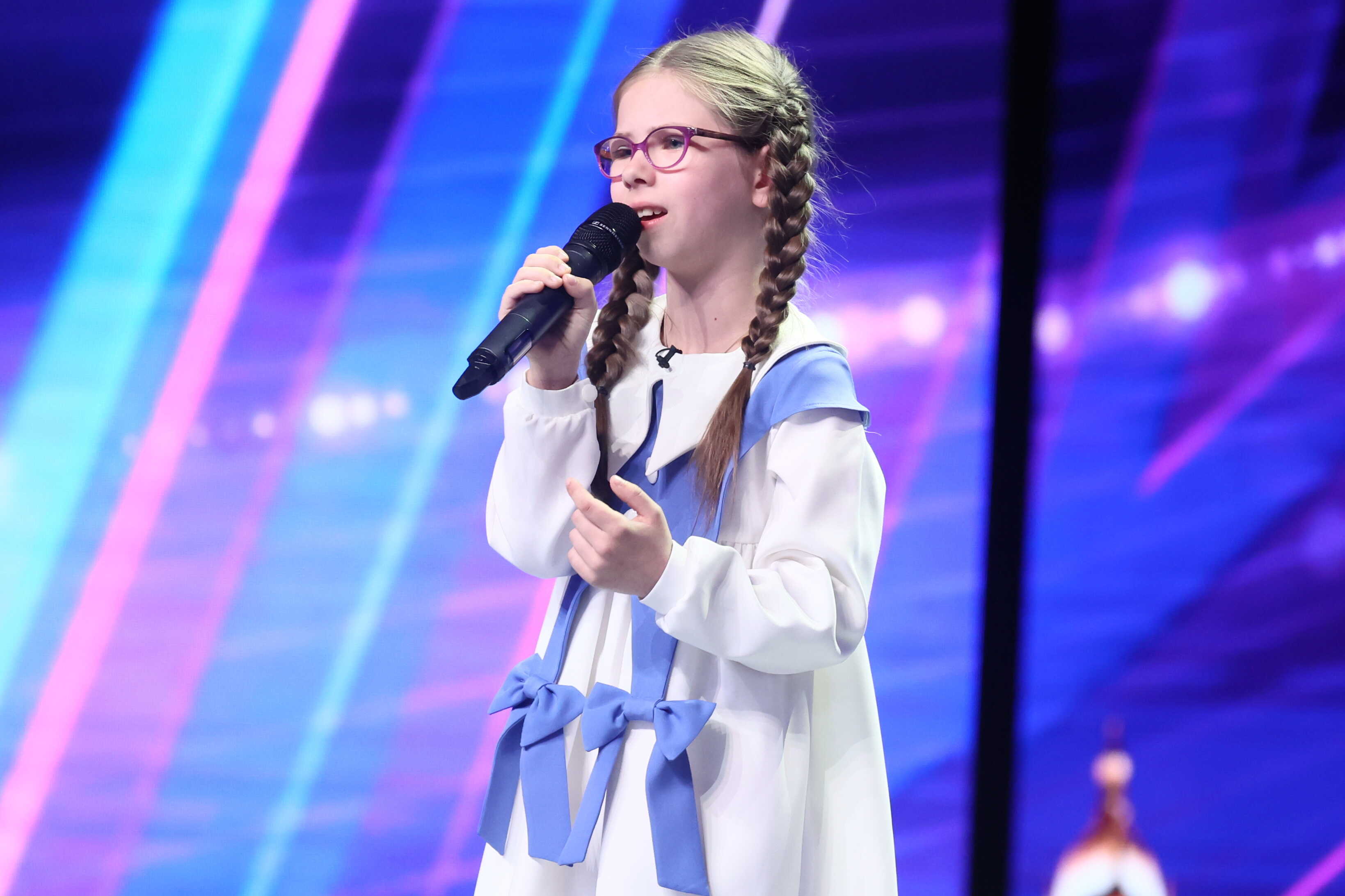 Dívka z Ukrajiny dojala publikum. Osmiletá Maria se slzami v očích objala porotu