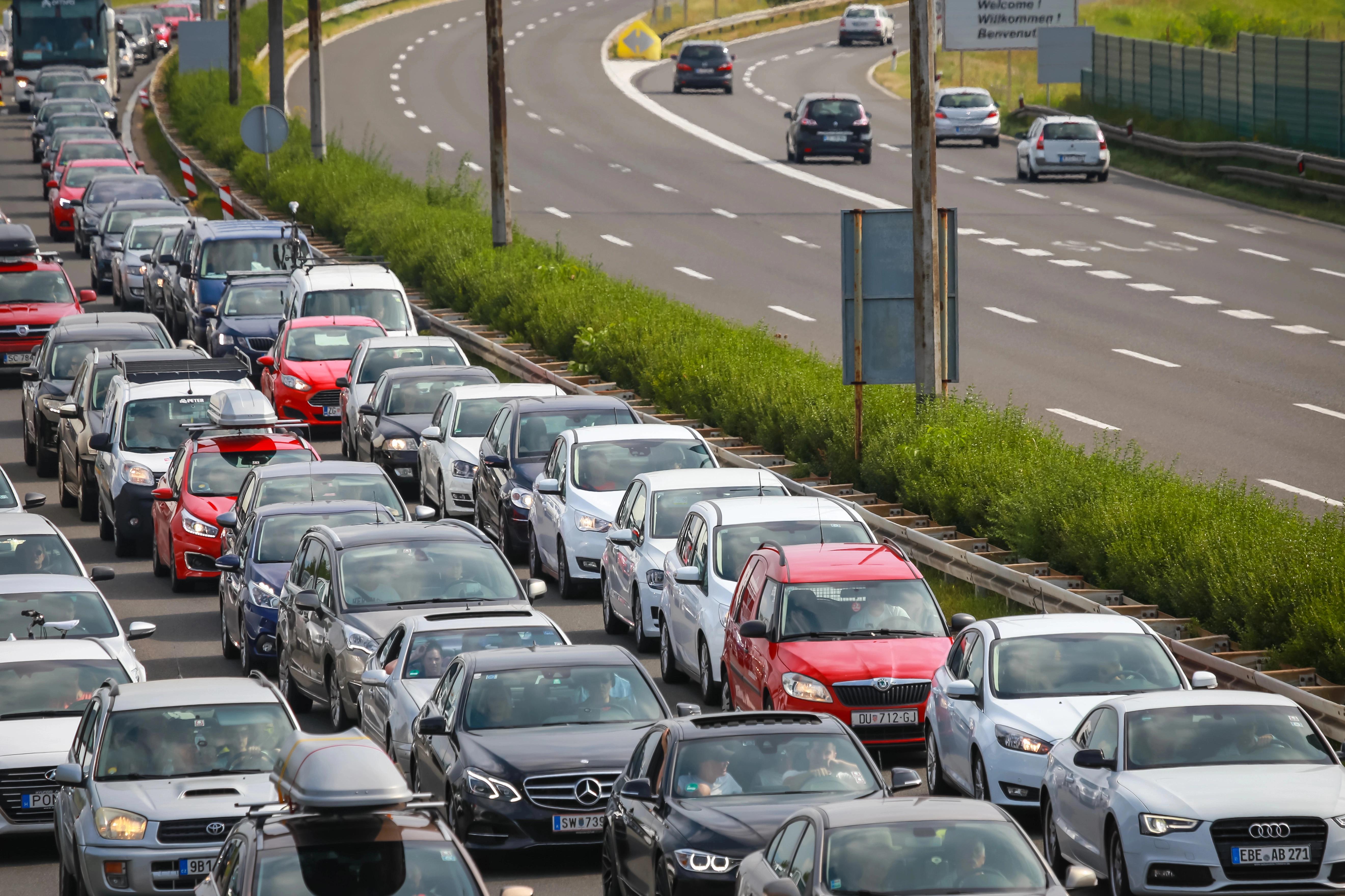 Cestujete autem k moři? V Chorvatsku hrozí dopravní kolaps, experti radí, jak se zachránit