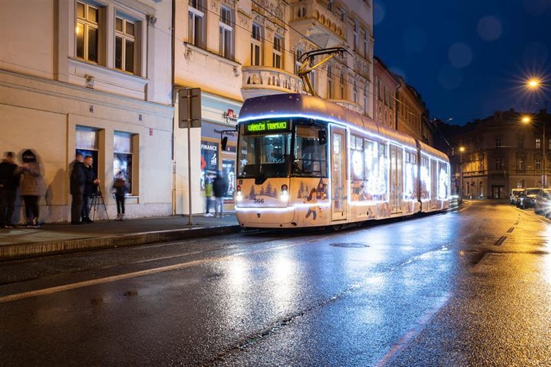 Vánoční tramvaj se letos změnila.