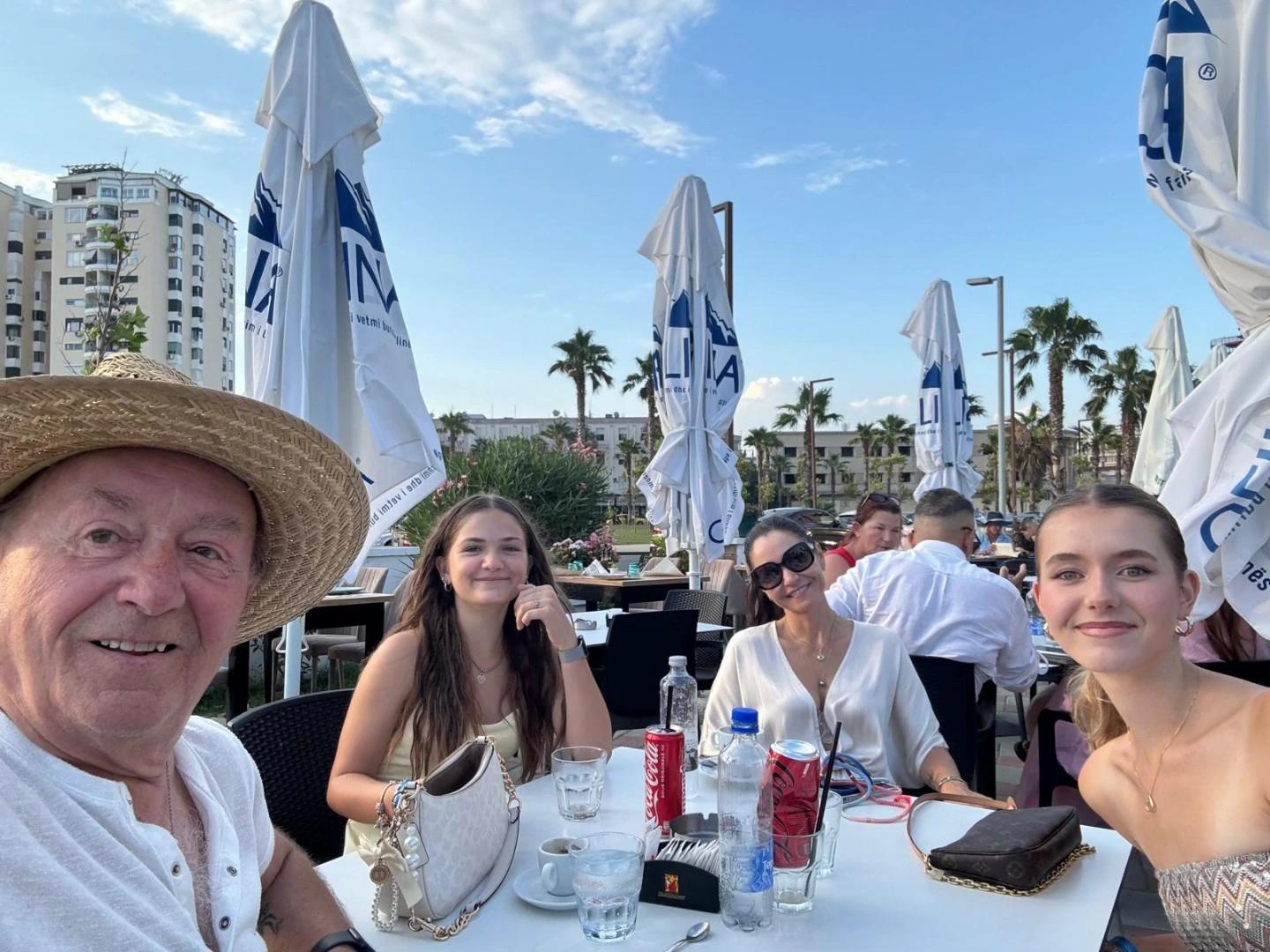 Rodinné štěstí na pláži: Mladší dcera Petra Jandy je věrná kopie maminky Alice