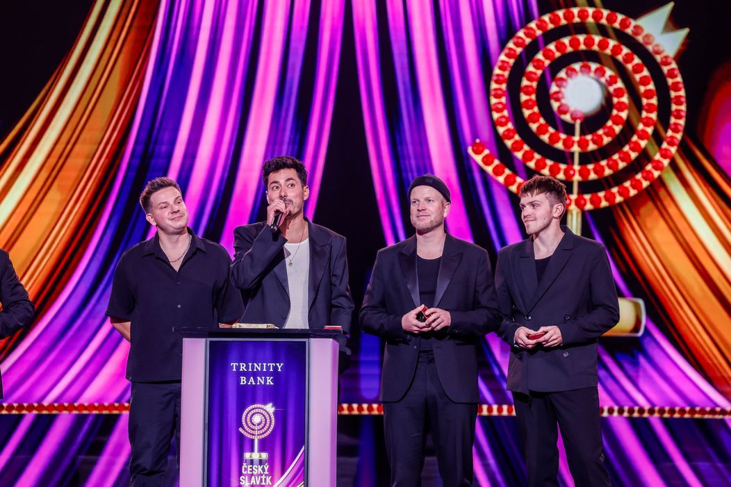 Móda ze Slavíku 2024: Přešlapy, samá prsa a nákupní igelitky