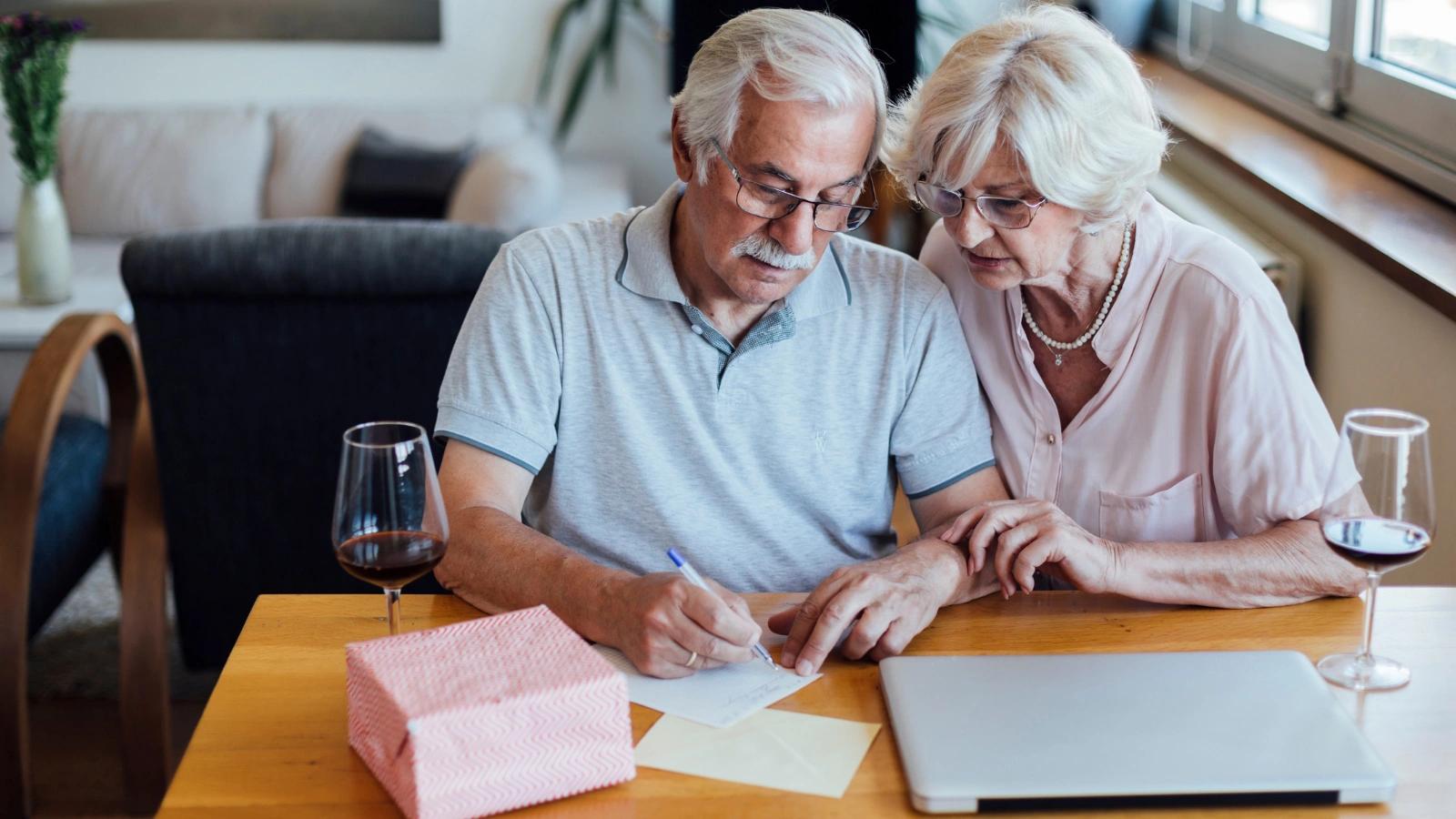 Nová pravidla pro důchodce: Oznámení o zvýšení penze se poštou už neposílá, pozor na termíny!