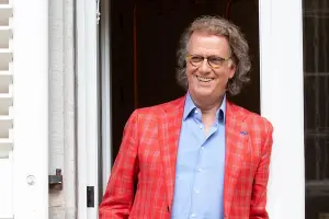 André Rieu se do důchodu nechystá. Žije na zámku a vyprodává haly po celém světě André Rieu se do důchodu nechystá. Žije na zámku a vyprodává haly po celém světě
