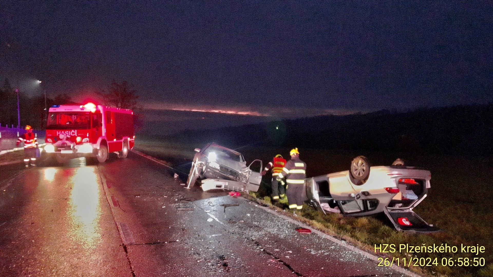 Vážná dopravní nehoda na Plzeňsku: U Žákavé se střetla tři vozidla