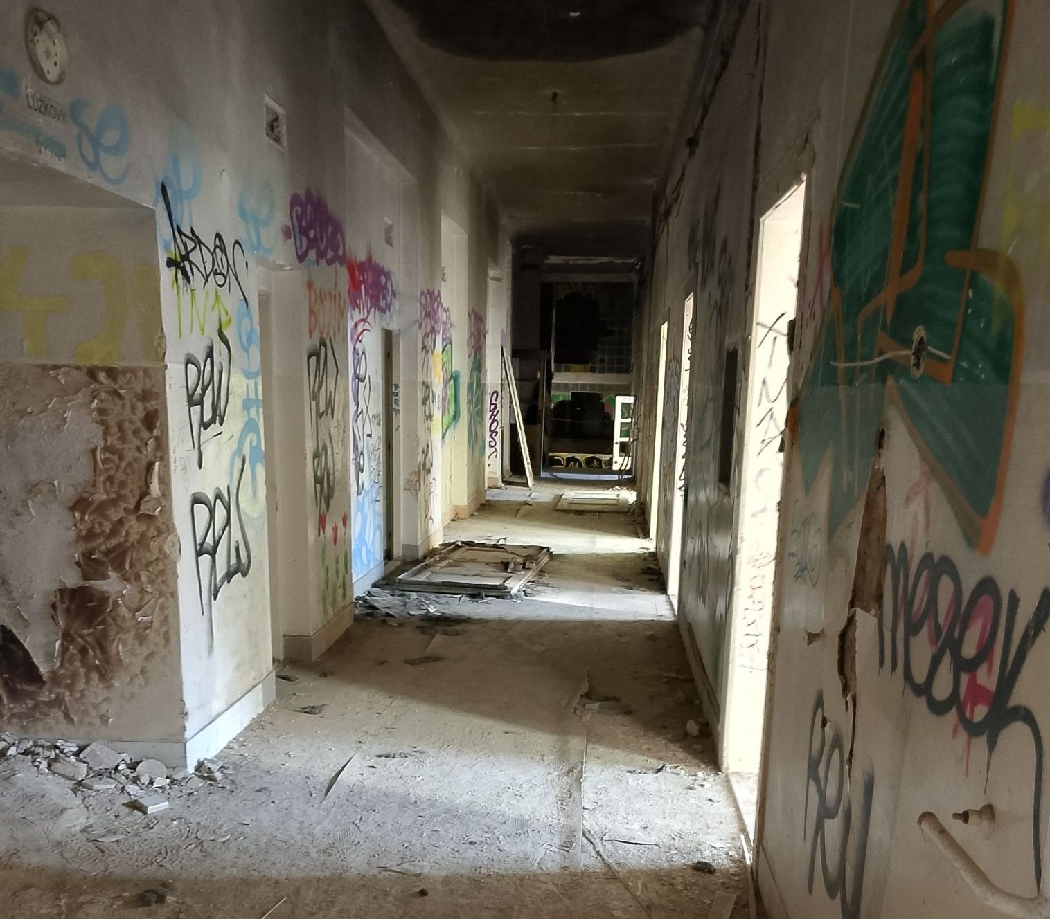 Místo uvnitř děsí a připomíná temnou minulost.