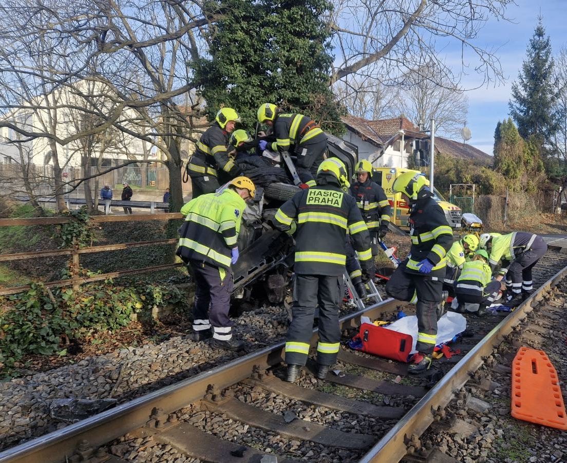 Nehoda vlaku a auta v Praze.