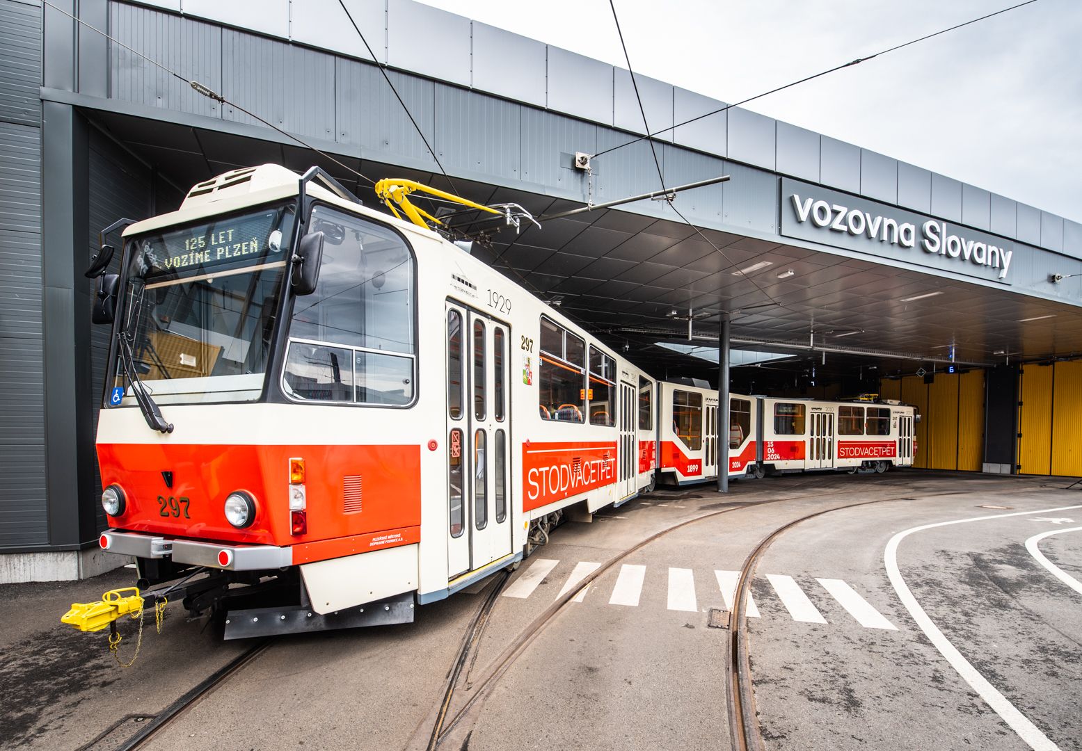 Plzeň má svou vánoční tramvaj.