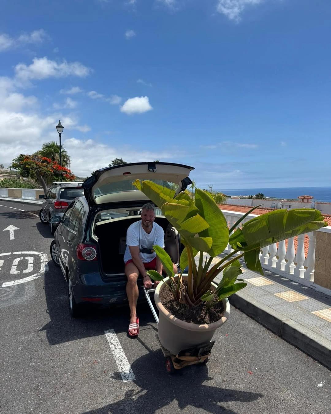Nečekané záběry z ostrova: Populární blondýna maká rukama a lidé jen zírají