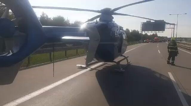 Nehoda pražský okruh. Na místě je vrtulník.