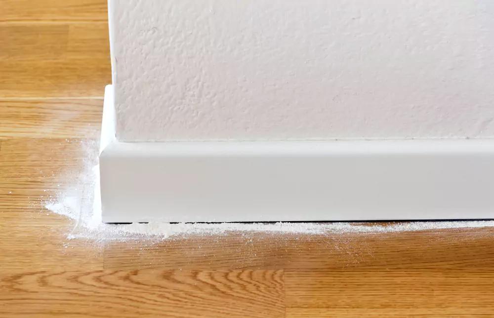 Nasypal jsem před dveře bytu tuto nevábnou bílou věc. Okamžitě jsem vyřešil problém, který trápí půlku Česka