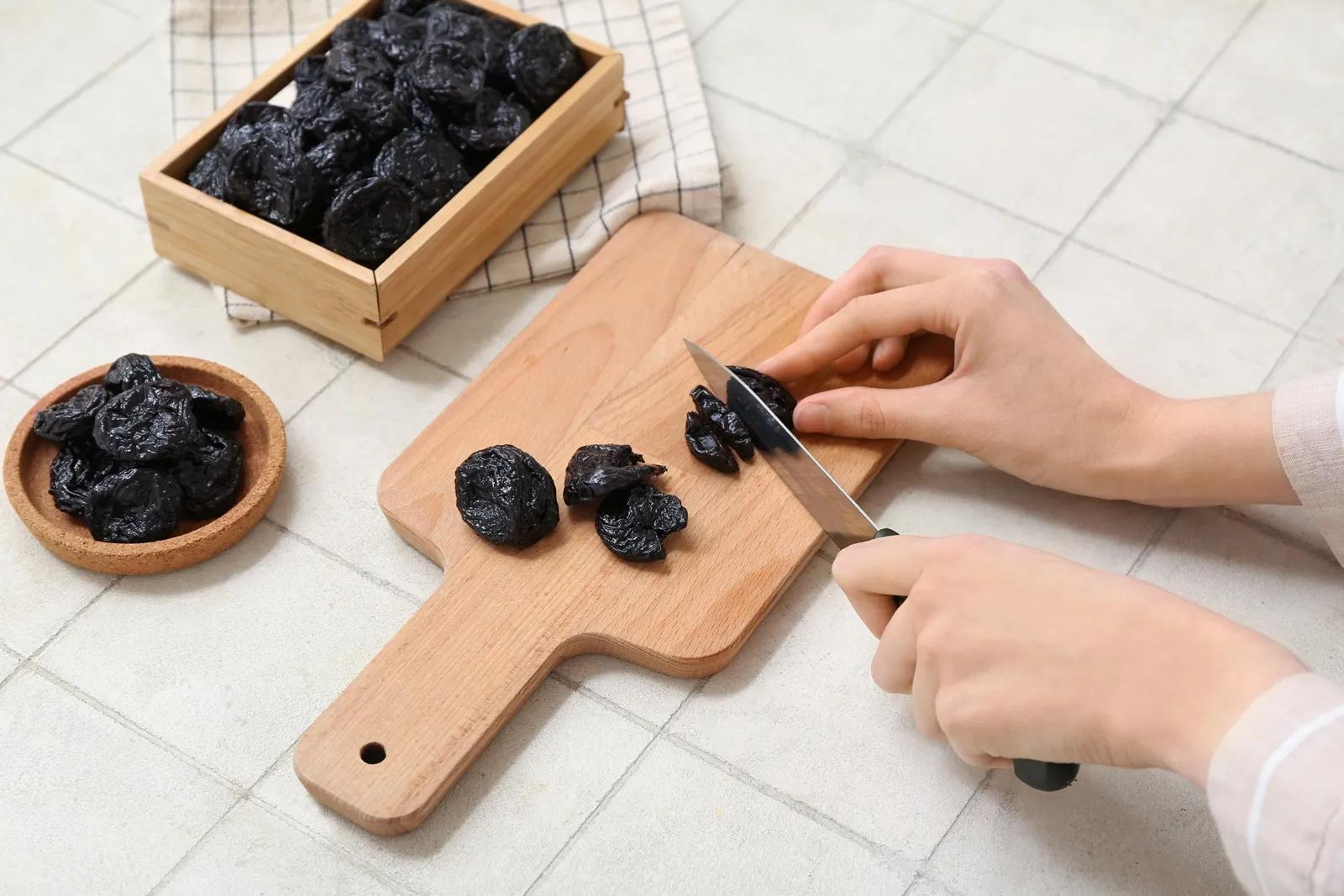 Krájení suchých švestek