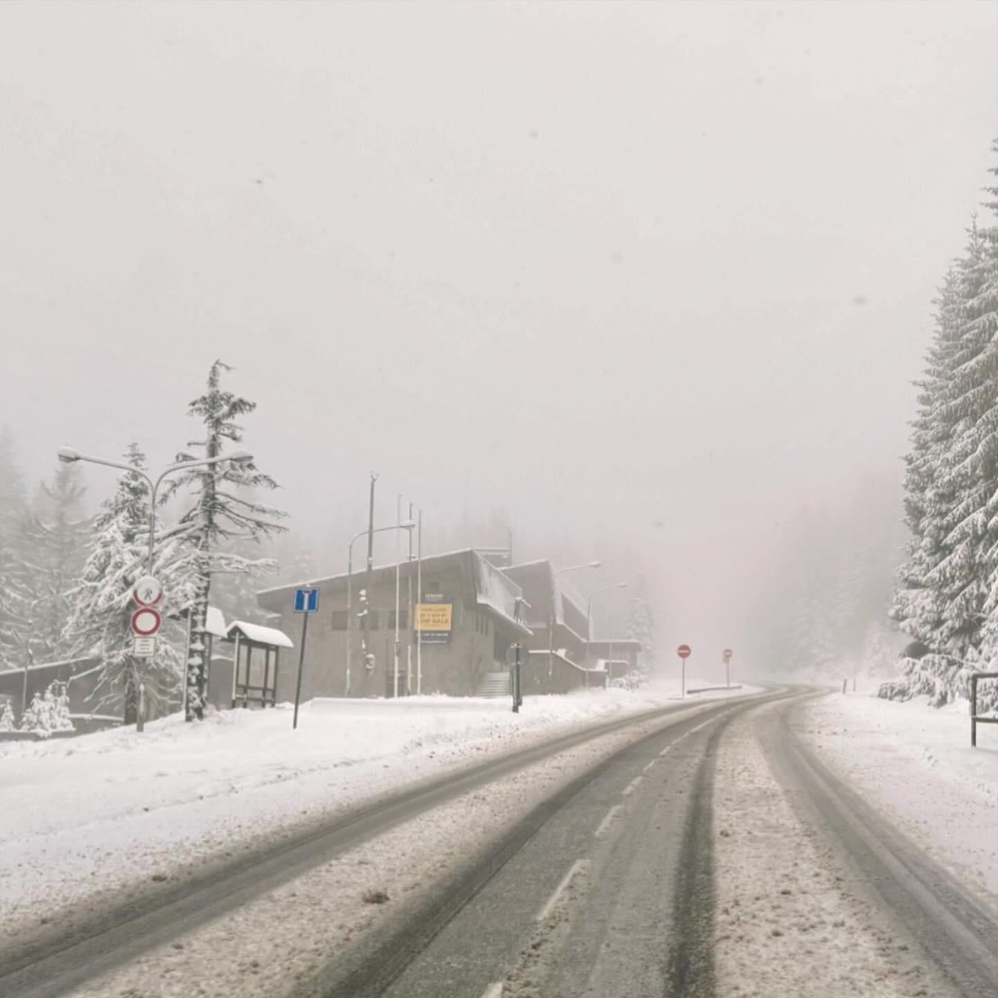 Šumavu zasypal sníh. Známe ceny skipasů a začátek zimní sezony