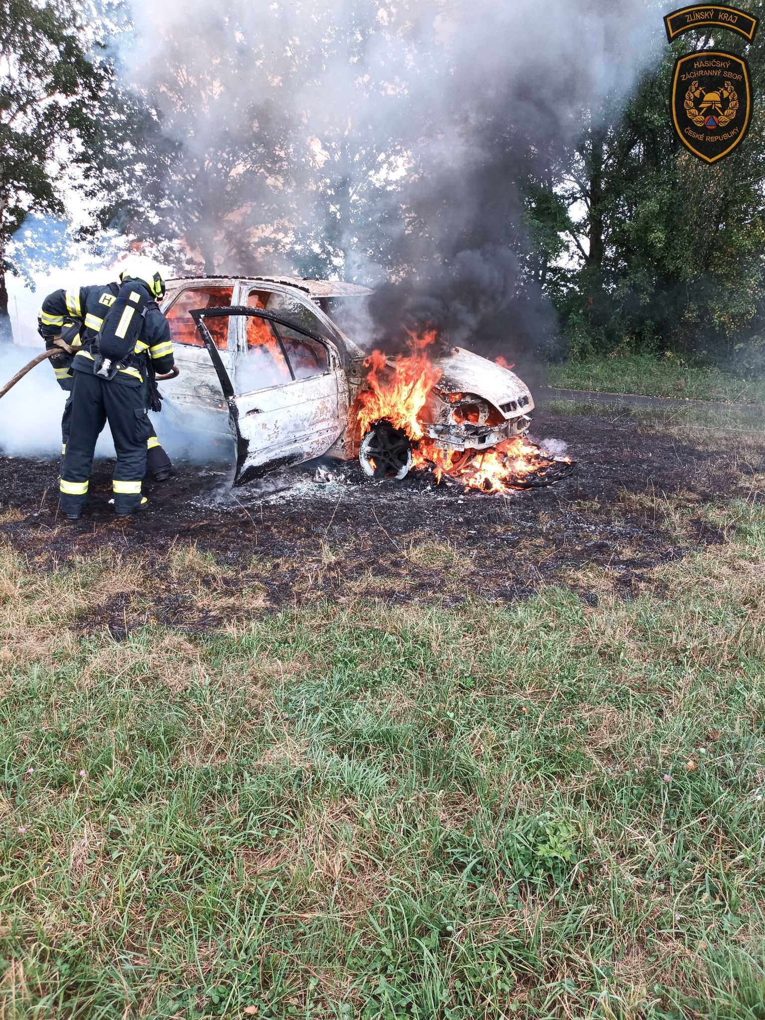 Ve Valašském Meziříčí hořelo auto. Muž stihl na poslední chvíli vystoupit
