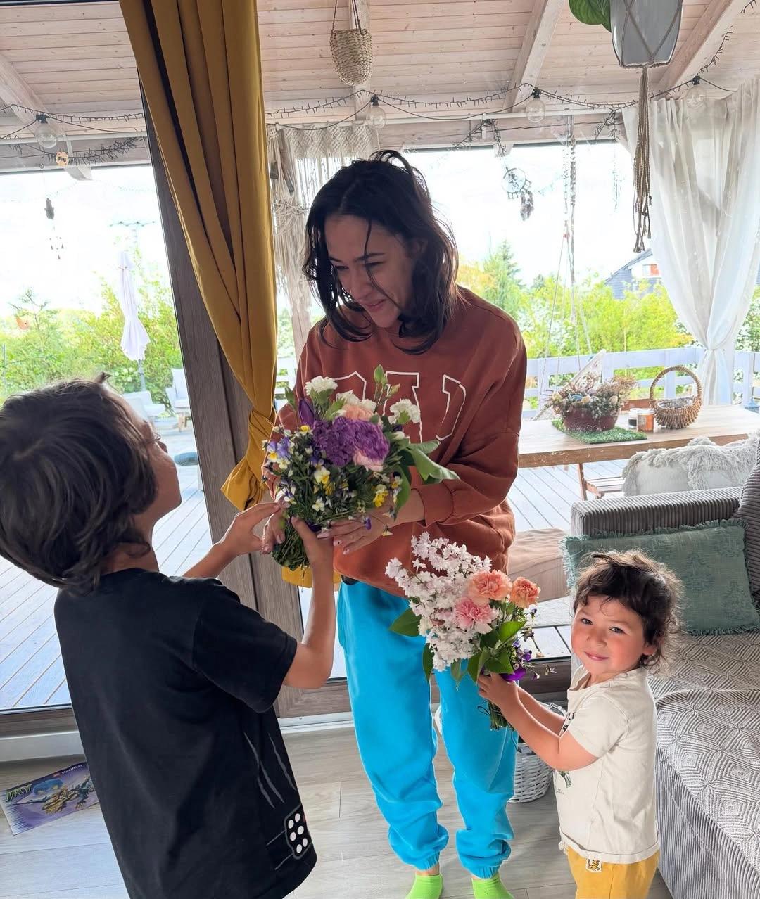 I přes všechny problémy je herečka a zpěvačka vždy pozitivně naladěna.