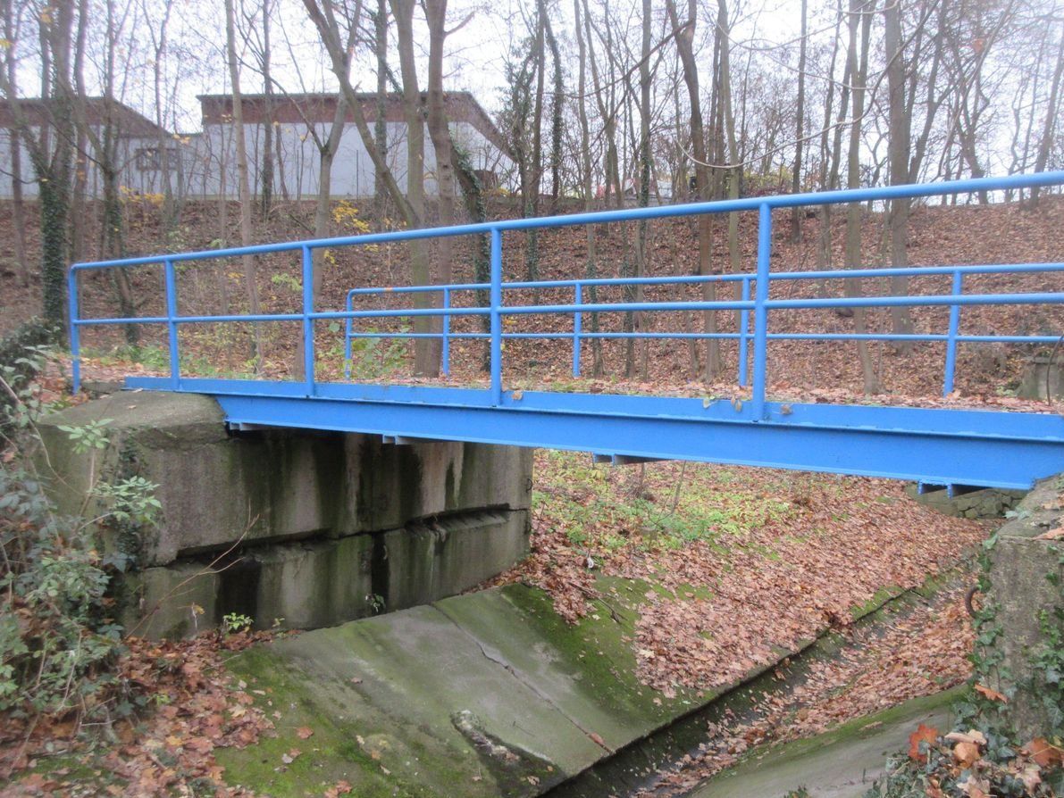 Původní lávka nevyhovovala správnému stavu.